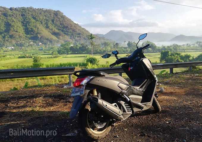 Foto de la bicicleta en el fondo de la hermosa Bali
