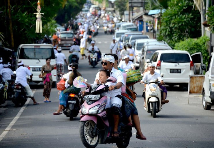 Hato-Bewegung auf dem Fahrrad auf Bali Hato-Bewegung auf dem Fahrrad auf Bali