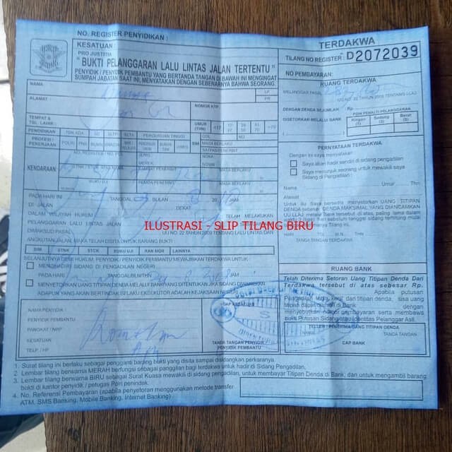 Ein Beispiel für eine verhängte Geldstrafe, der Sie zugestimmt haben und bereit sind zu zahlen, oder surat tilang biru Ein Beispiel für eine verhängte Geldstrafe, der Sie zugestimmt haben und bereit sind zu zahlen, oder surat tilang biru